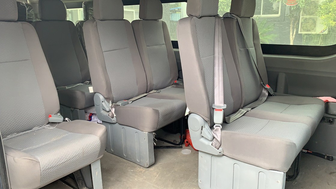 2+1 배치 Hiace 버스는 좁은 몸을 위한 Durbale 높은 착용 저항에 자리를 줍니다
